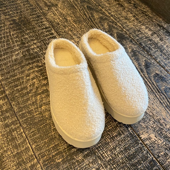 Platform Fleece Slippers - Picture 2 of 4